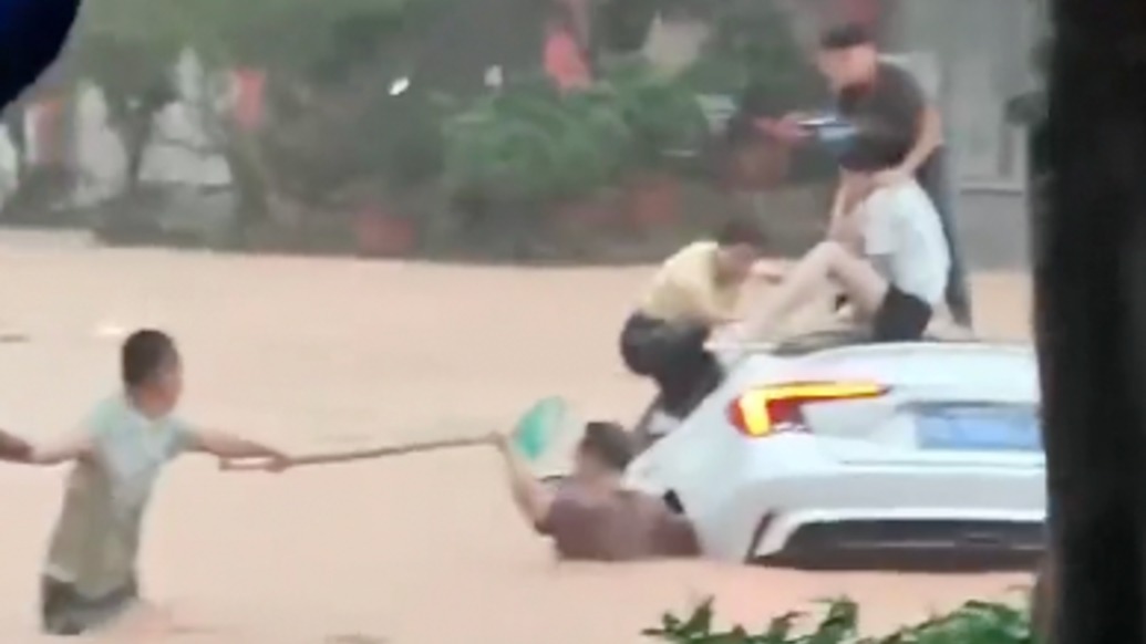 广西钦州暴雨一车辆被洪水冲走，多名群众搭起“人桥”拦车救人