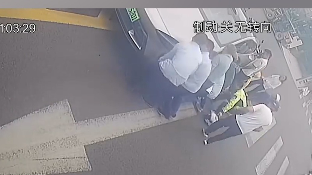 这群“抬车侠”真帅！有人被压车底，公交司机、路人、民警齐出手