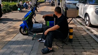 爸爸脚打石膏陪考三天：女儿心疼不让来，但他想陪她走过人生重要时刻