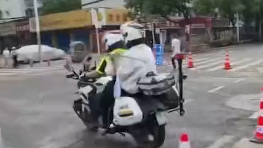 急！考生电动车半路爆胎，帅！武汉交警骑上摩托一路护送