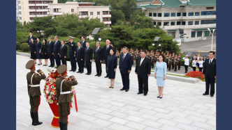 习近平和彭丽媛参谒中朝友谊塔