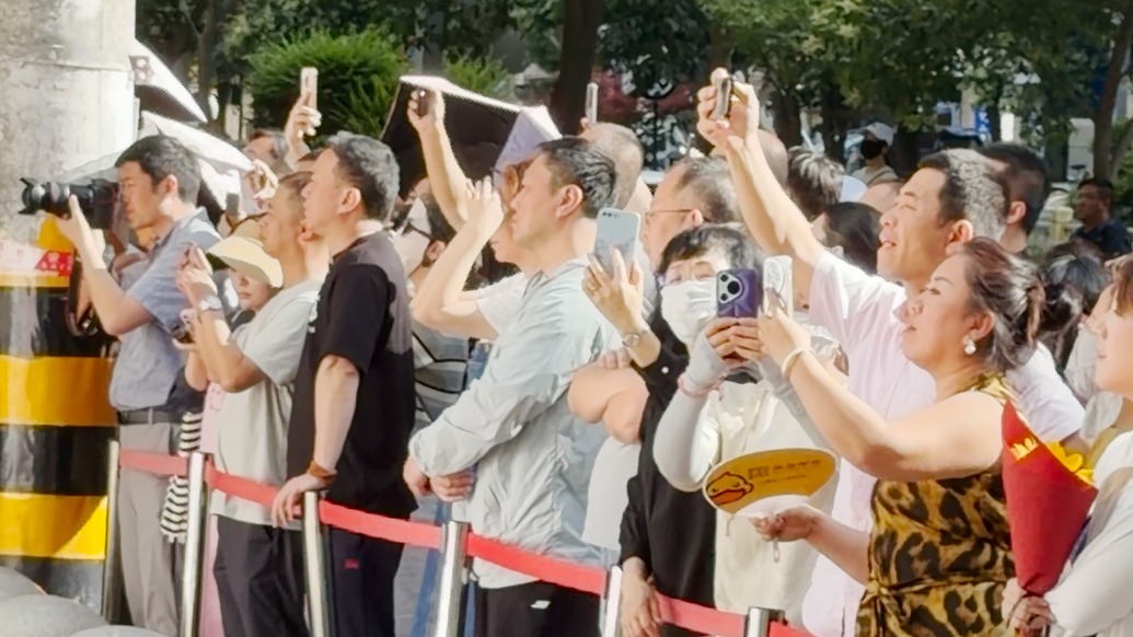 2026考场外的父母｜“高考只是一个过程”、“一会回家吃个好吃的”……