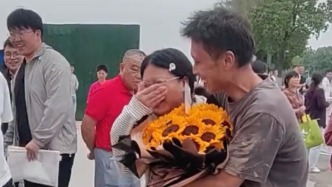高考考场外满身泥水的父亲刷屏，女儿：劳动最光荣