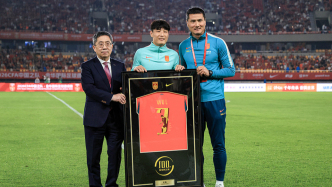 武磊国家队百场纪念：宋凯送奖杯，邵佳一送定制球衣