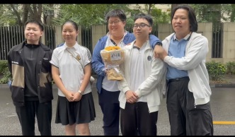 上海高考收官：考生聊起考后规划，同窗专程赶来送祝福