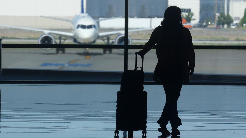 中东战事致美国航空公司燃油成本飙升，民众出行受影响