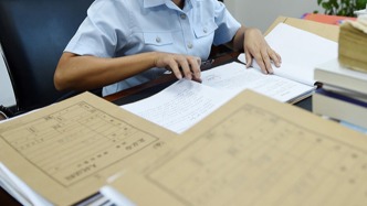 律师被控编造人脉“协调关系”诈骗数百万，辩护人称属违规执业