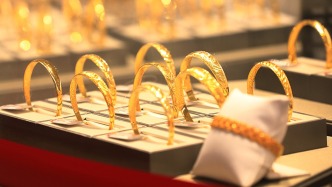 现货黄金再度跳水！金饰克价跌破1300元，年内大跌超400元