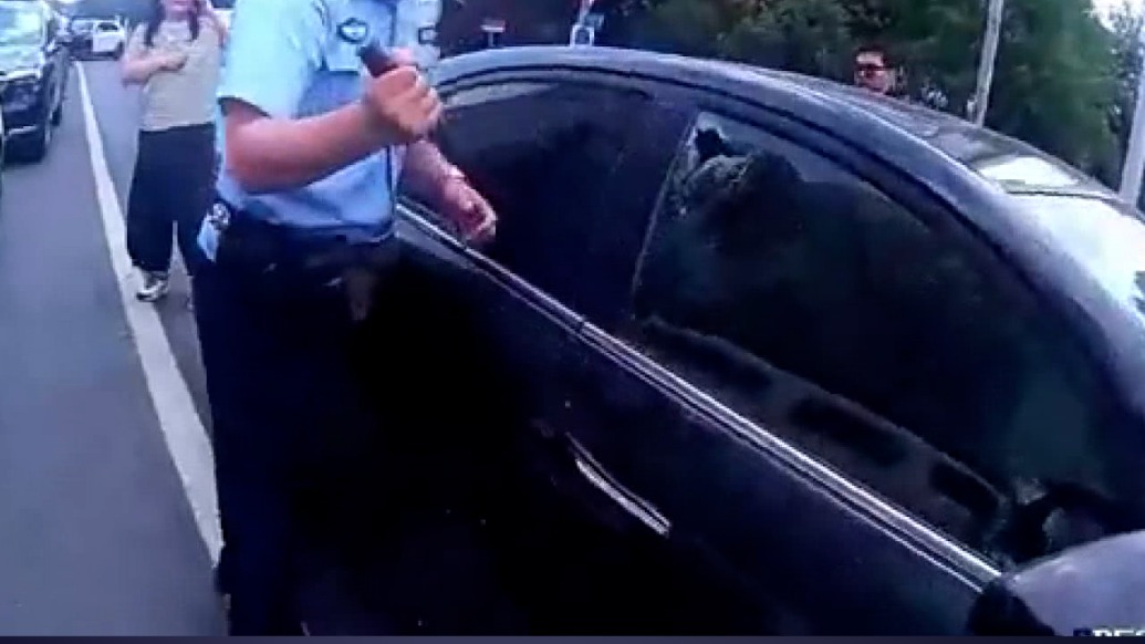 车停路口导致拥堵司机喊不醒?担心出意外,交警紧急破窗结果查出醉驾