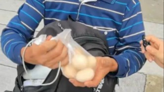 湖南新化背着8个鸡蛋接考的父亲感动全网，高校回应：欢迎填报