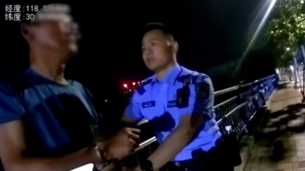 醉酒男子对着女子车窗偷拍,拒不承认还袭警已被刑拘