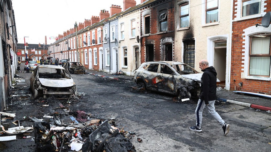 英国十天内爆发两波大规模骚乱，极右翼利用社交媒体助燃反移民怒火