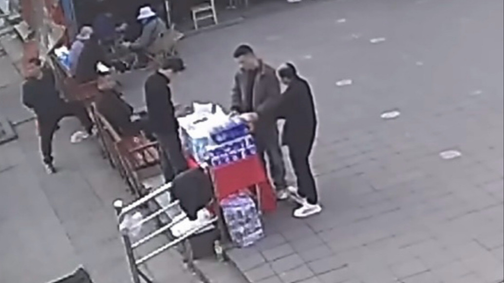 扫码下载App免费领卷纸？骗子用一袋卷纸骗走2万元