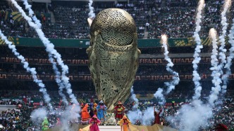 拉布布亮相、致敬球王、中国少年擎旗，世界杯开幕式及揭幕战亮点纷呈