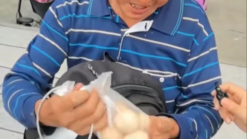 马上评｜父亲背8个土鸡蛋接考感动全网，也照见高考的意义