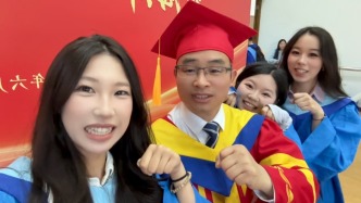 “校长也可以很顽皮！啾咪” ，这段校长与毕业生同框视频意外火出圈