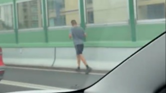 有人在高架上跑步？警方：已依法处罚并教育