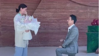 白血病治愈后，43岁男演员向主治医生求婚