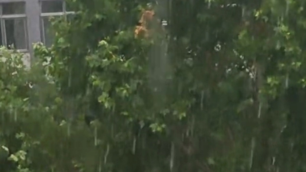 北京多区出现短时强降雨和冰雹天气