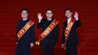 上影节红毯现场｜《欢迎来龙餐馆》剧组，沈腾为拍电影学做菜