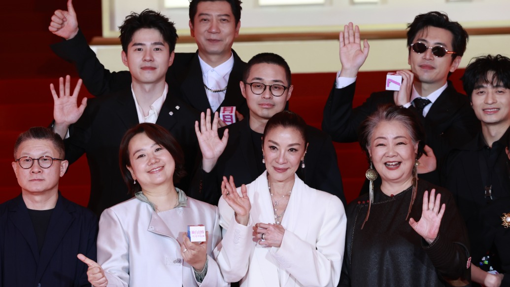 上影节红毯现场｜《魔方小姐》杨紫琼：今晚不再一人走红毯