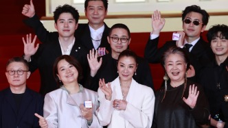 上影节红毯现场｜《魔方小姐》杨紫琼：今晚不再一人走红毯