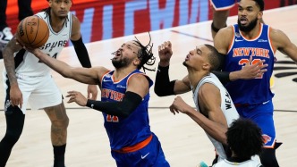 布伦森独扛45分！尼克斯时隔53年再捧NBA总冠军奖杯