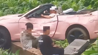 云南大理一敞篷车落入农田致7人受伤，交警称事故原因正调查