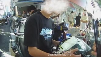 高考完放飞自我？18岁学生无证骑摩托被查，交警耐心劝导