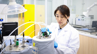 中国“纯硅”成功突破！我国攻克硅基量子芯片关键材料