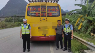 司机“隔夜酒”开营运车被行拘，交警恨铁不成钢：中巴车上面那么多乘客