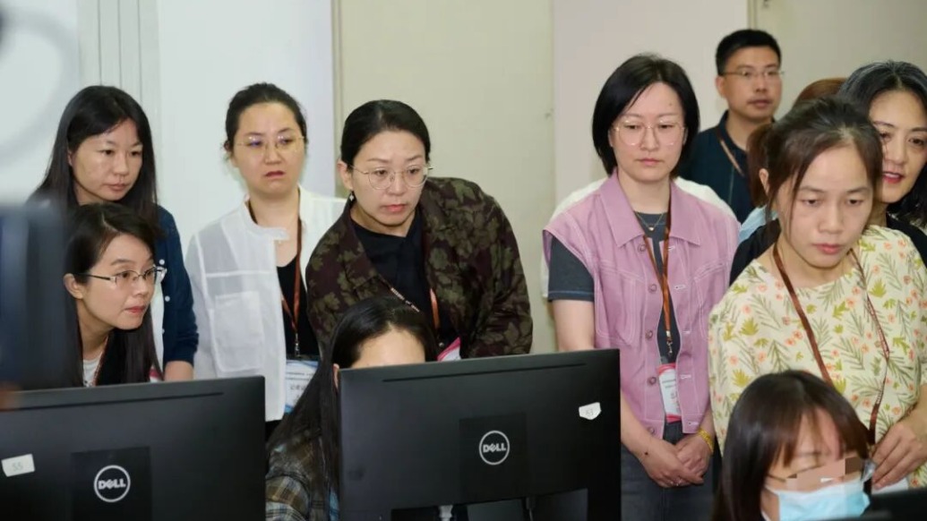 直击上海高考语文评卷现场：每题均由两位老师评阅，实时监测评卷质量
