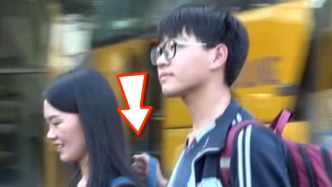 高三生离校，妈妈“抢过”重一点的书包，孩子跟在身后偷偷使力