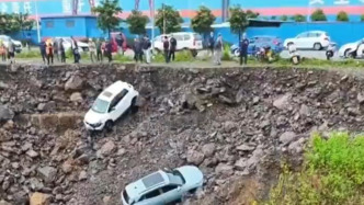 广西藤县出现特大暴雨：一道路边坡坍塌致4车滑落，无人伤亡