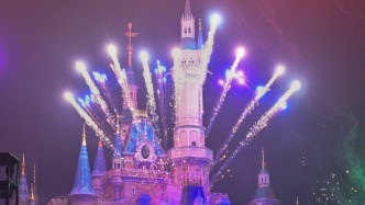魔都眼｜雨夜不挡热情！上海迪士尼十周年幻影秀点亮夜空