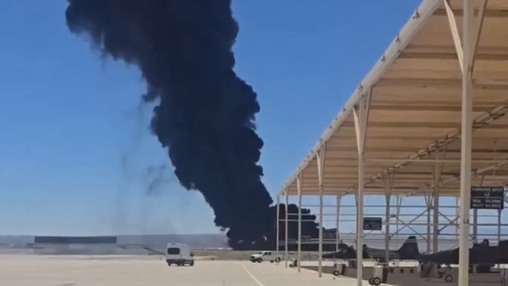 浓烟滚滚!美国一架B52轰炸机坠毁致8人死亡