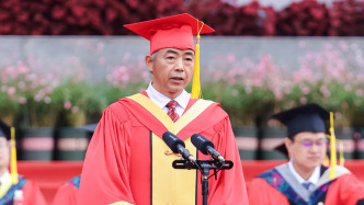 毕业季｜华东师大校长马余刚：以人类价值为锚，不要满足于做精致的螺丝钉