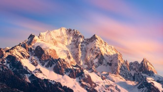 云南玉龙雪山：雪线随气温自然抬升，4680米观景平台周边积雪逐步消融