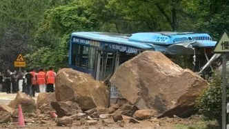 福建宁德一辆公交车被山体落石砸中，公交公司：司机肋骨和脚骨折