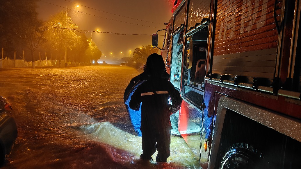 昆明部分地区遭遇强降雨天气，消防连夜转移被困群众62人