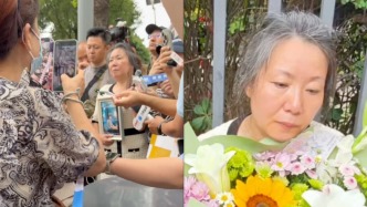 成都27岁王紫雅遇害案二审今日下午继续审理，其母在庭外等候消息