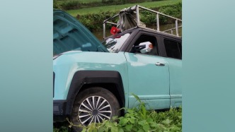 私家车“挂”河堰，路过男子开自己车帮忙拉上岸