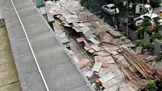 小区临时脚手架局部倒塌致1人被困，成都狮子山街道办：及时送医无生命危险