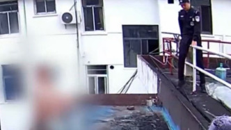 “我们把你当妹妹一样”，特警天台边救下轻生女子暖心安慰