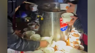 震后一小时到达安置点！餐馆老板带着员工当志愿者，连夜送出八百份爱心餐