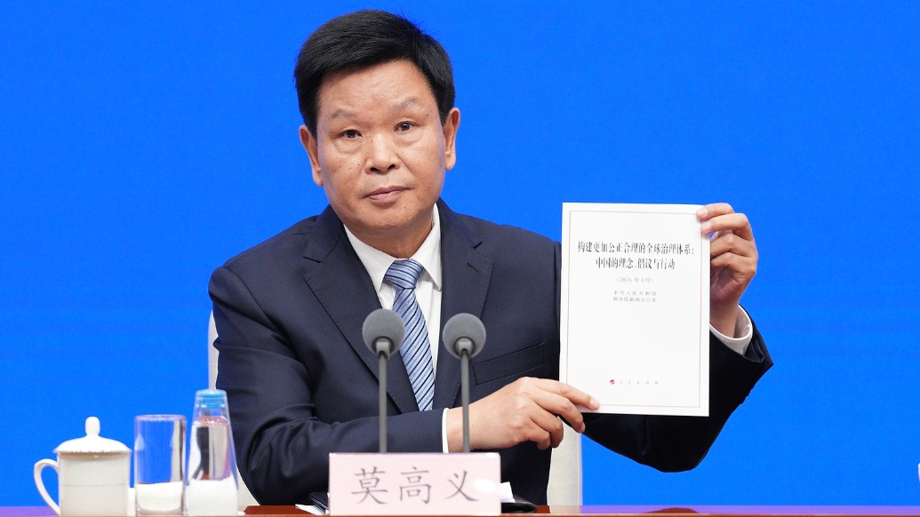中国政府发布关于全球治理的白皮书，8个语种全国发行