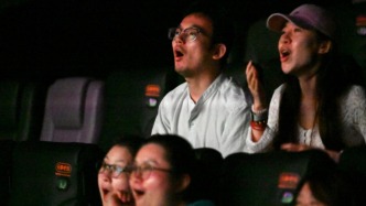 魔都眼｜“在家哪敢这么喊”：凌晨4点，看英格兰克罗地亚激战巨幕前