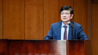 “网红教授”郑强受聘郑州西亚斯学院