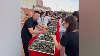 八千个粽子管够！呼和浩特一高校端午节给学生发粽子