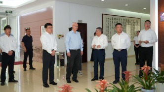 英国驻华大使一行参访中国延安干部学院